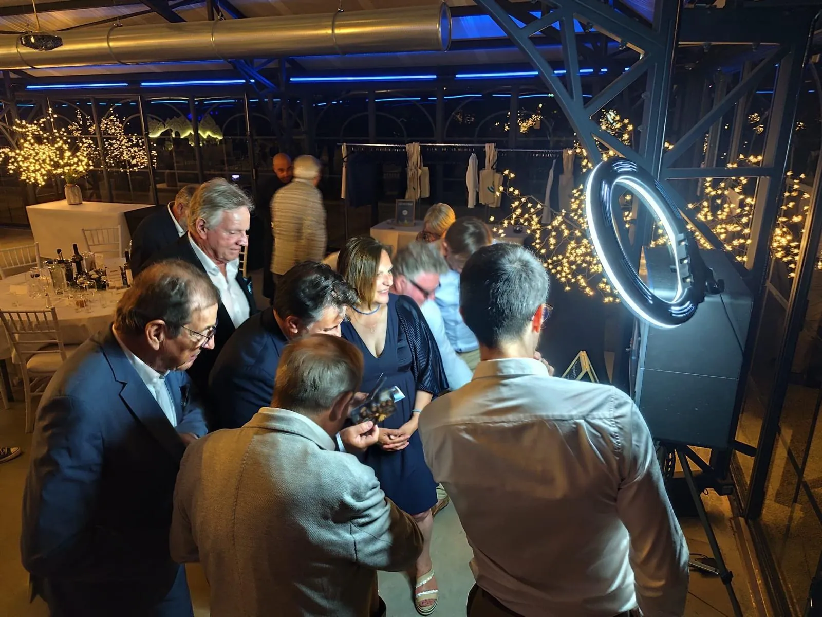 Les invités se pressent autour de la borne à une soirée de gala