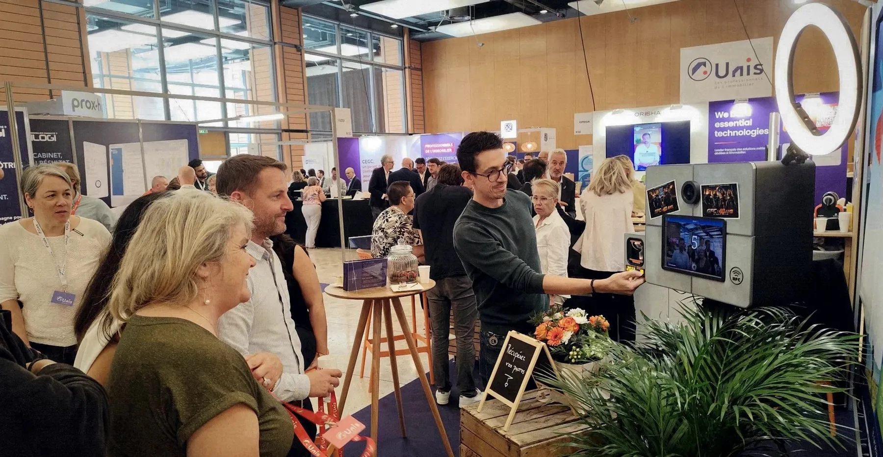 Des invités découvrent la borne sur un stand de congrès